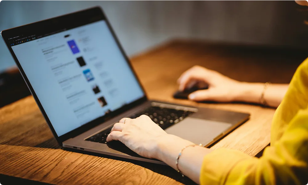 A person browsing on her laptop